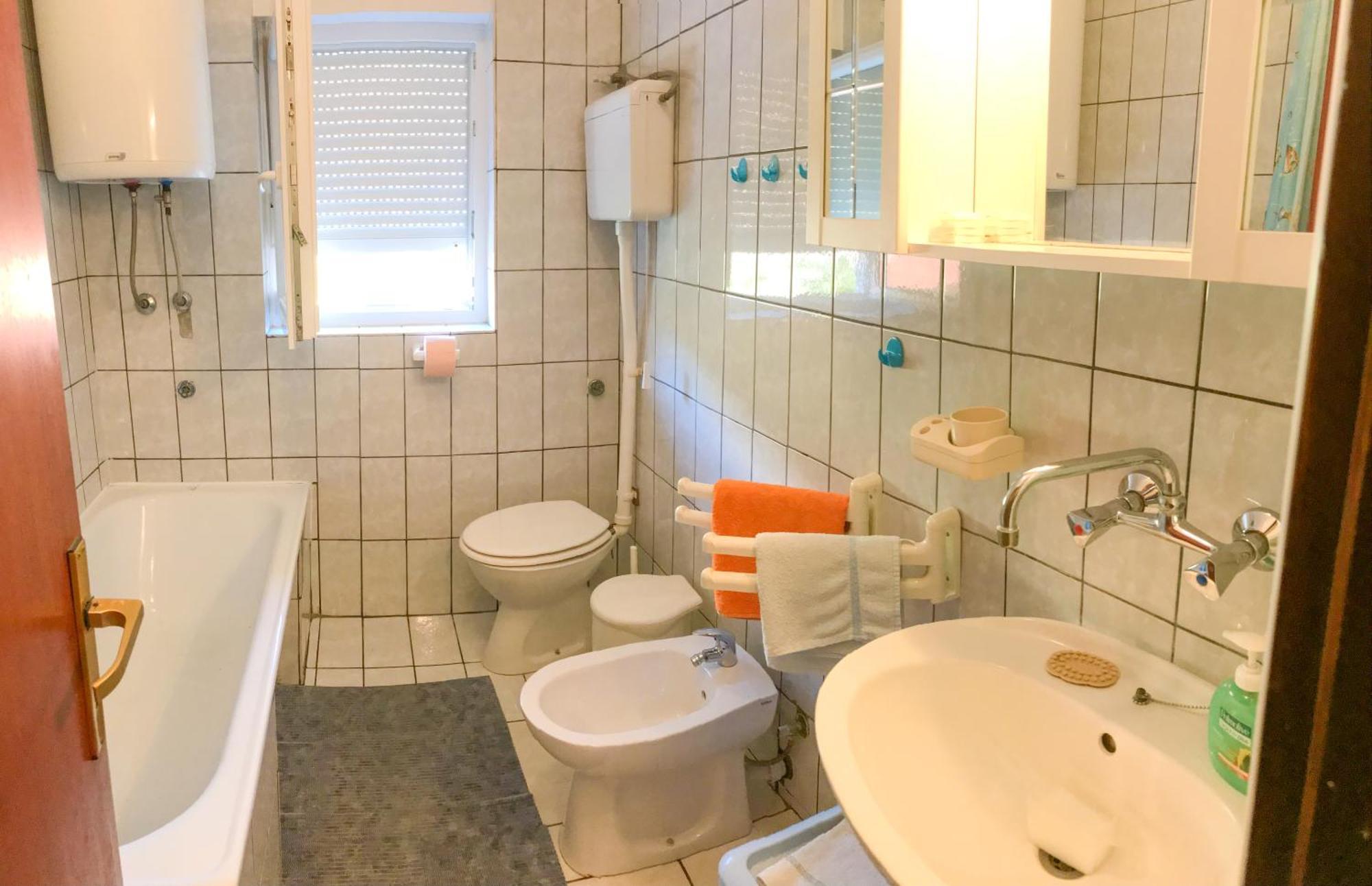 Polic With Terrace Apartment
