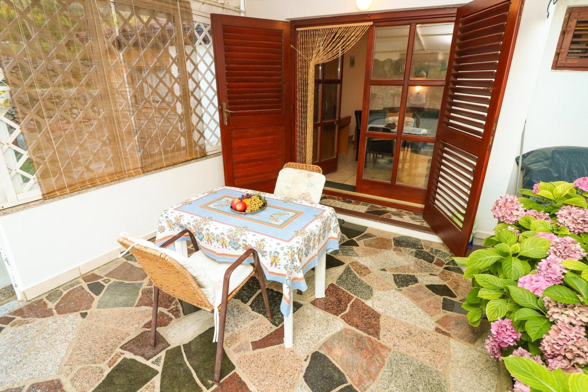 Polic With Terrace Apartment *
