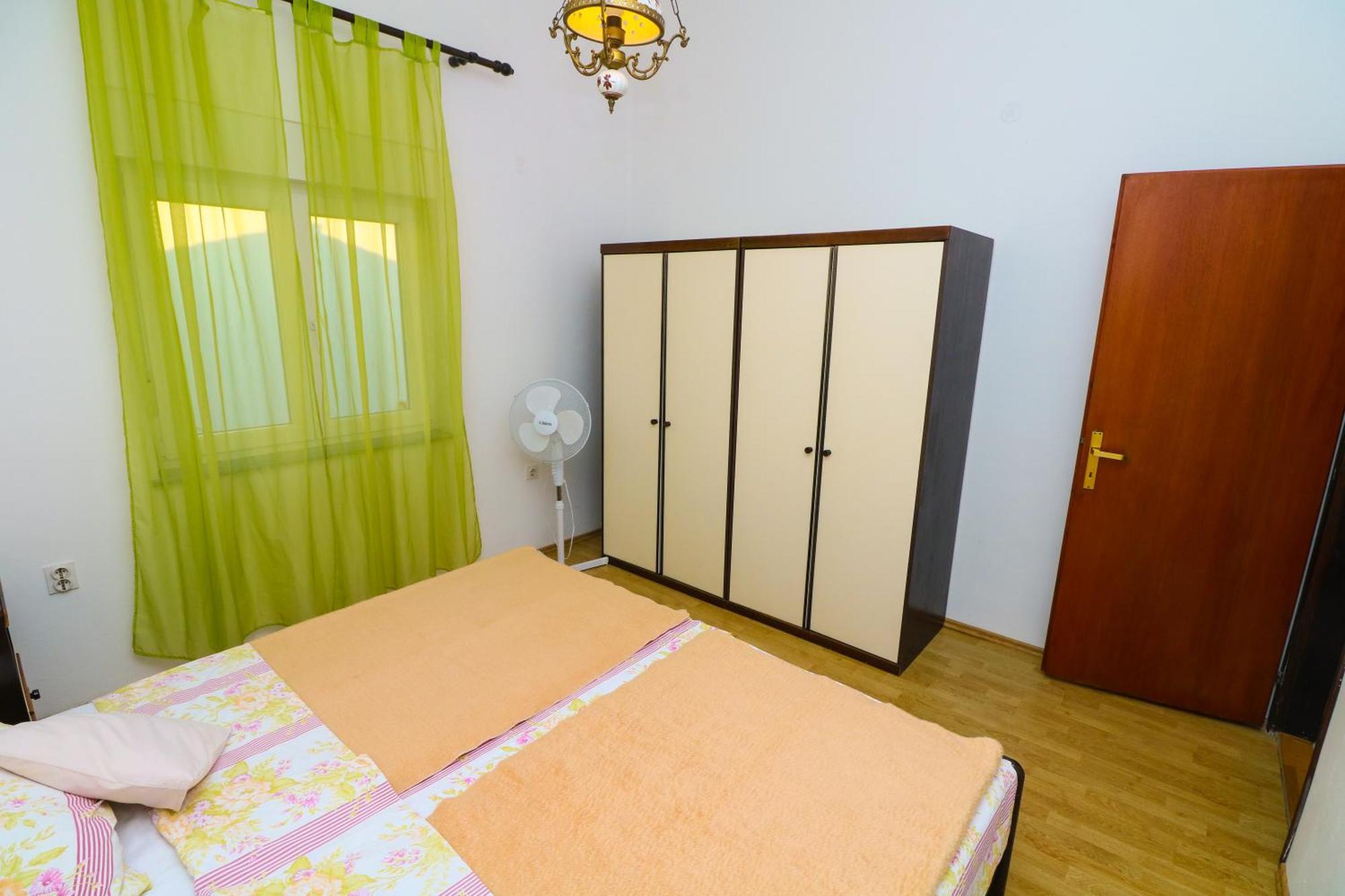 Polic With Terrace Apartment *