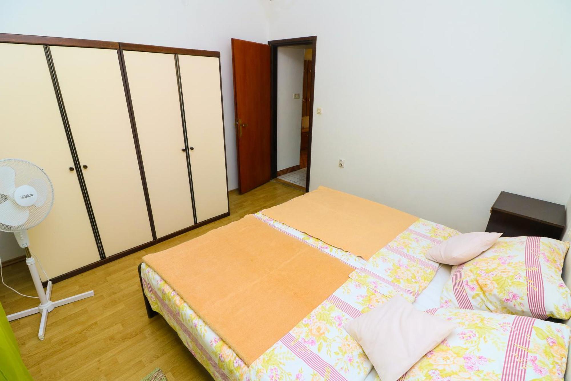 Polic With Terrace Apartment