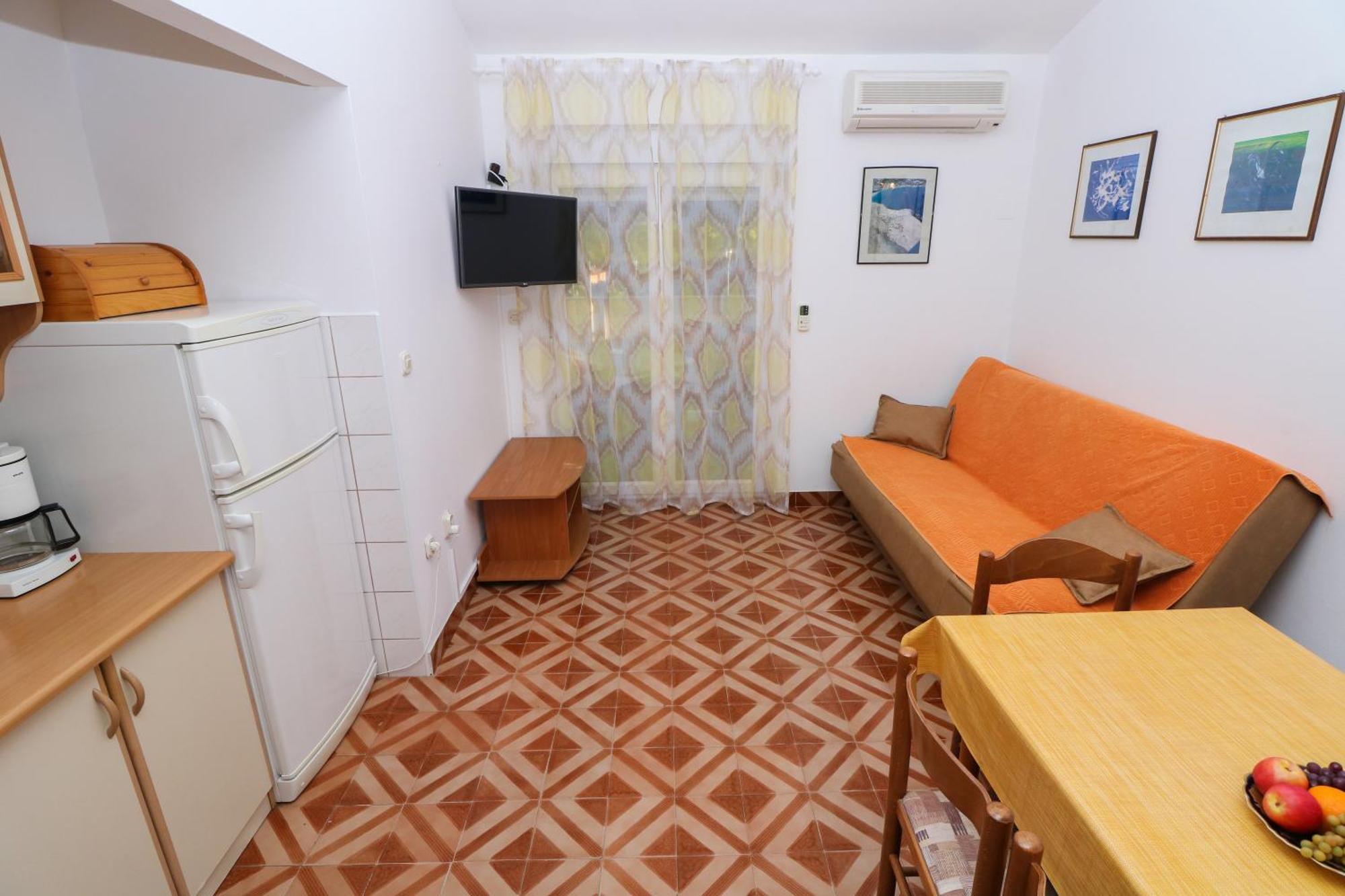 Apartment Polic With Terrace