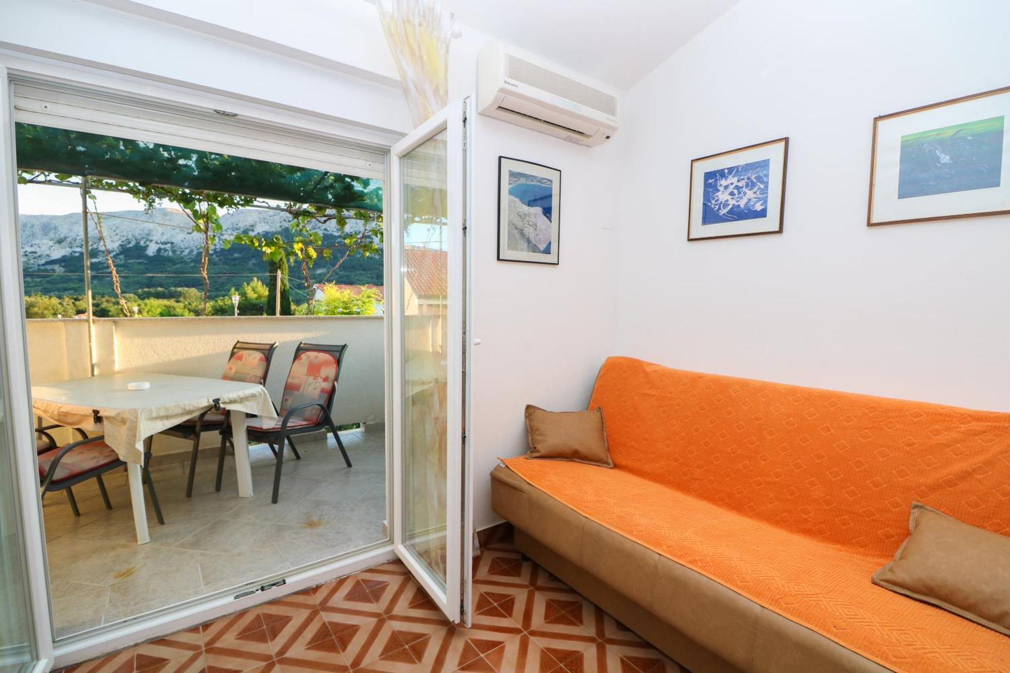 Polic With Terrace Apartment *