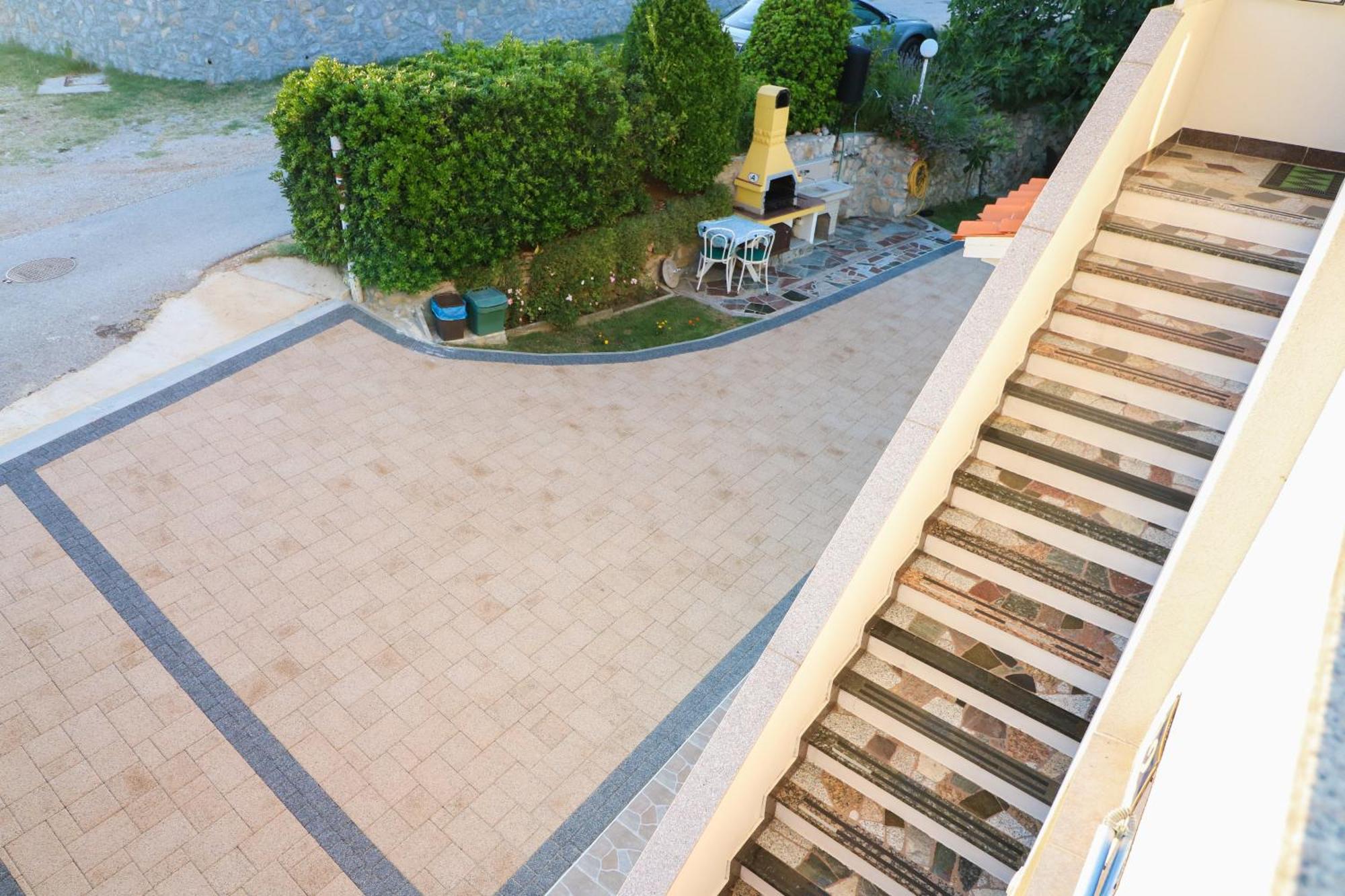 Polic With Terrace Apartment Baska (Krk)