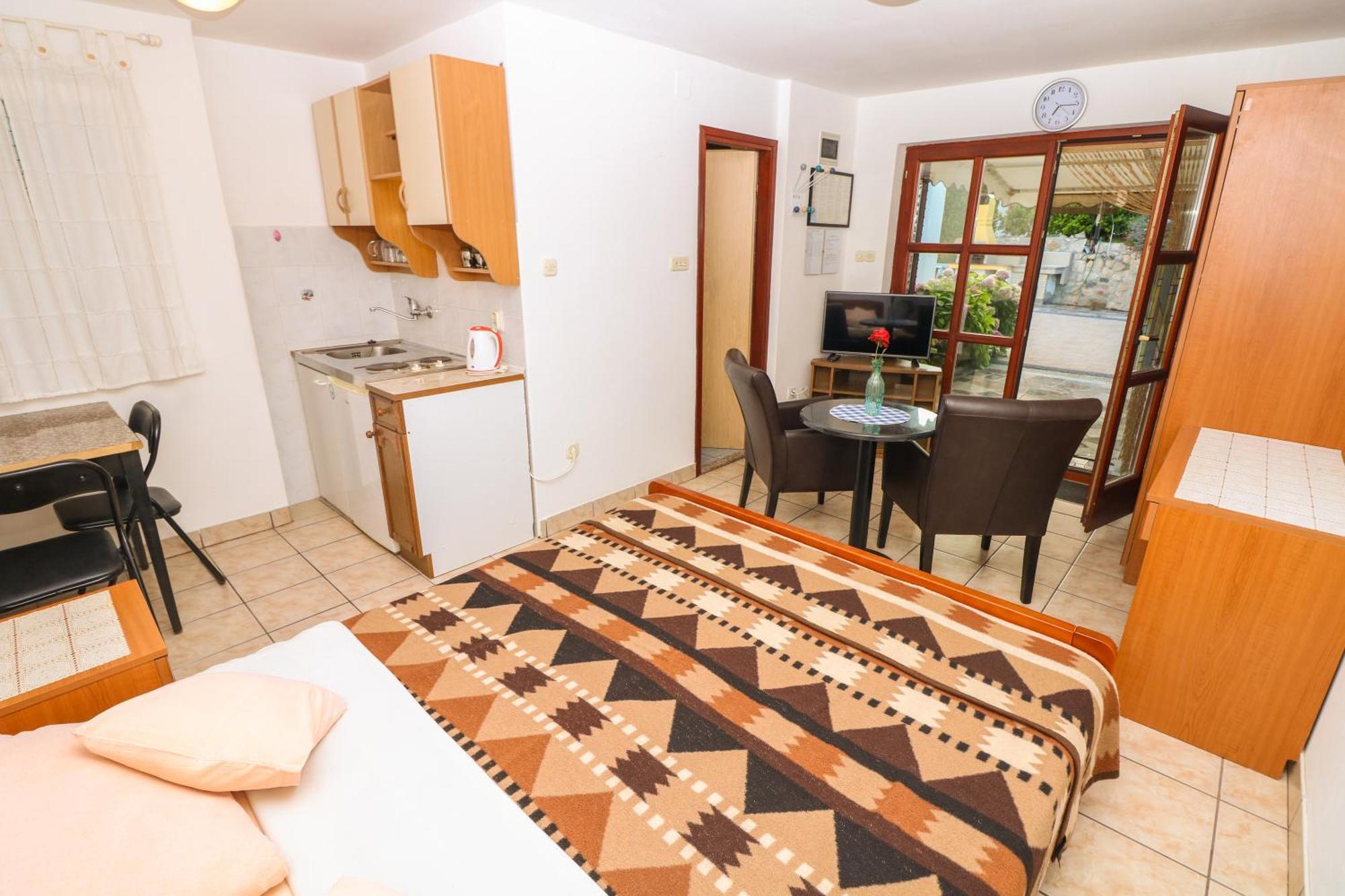Polic With Terrace Apartment