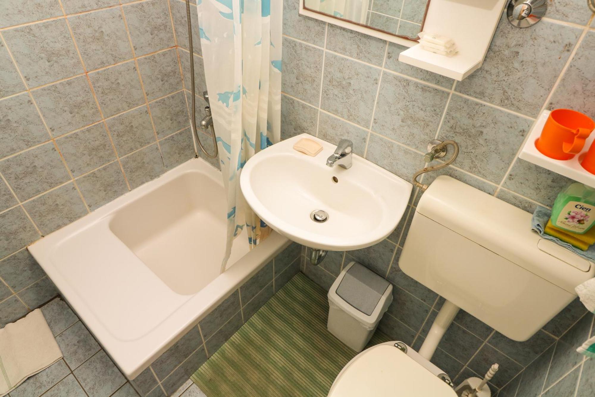 Polic With Terrace Apartment Baska (Krk)