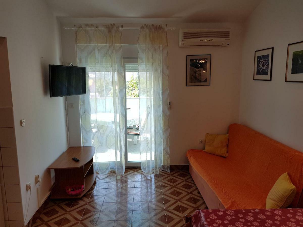 Polic With Terrace Apartment