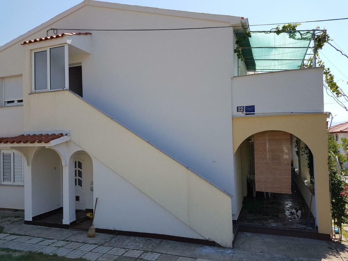 Polic With Terrace Apartment Baska (Krk)